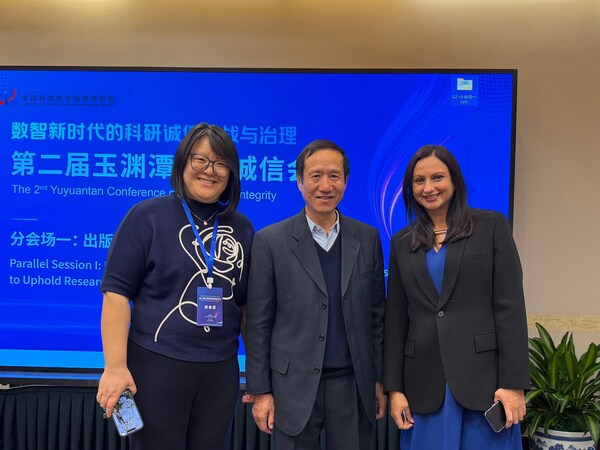 *左起：cactus中国区副总经理蔡莉琴女士 / stm中国顾问、开放获取期刊目录(doaj)中国大使、中国高校科技期刊研究会名誉理事长颜帅博士 / paperpal产品技术总监shilpi mehra女士*