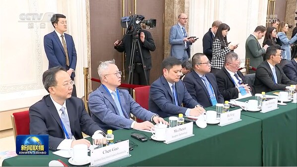 嬴彻科技创始人兼ceo马喆人（坐席左二）受邀出席。图源：中央电视台2月26日新闻联播