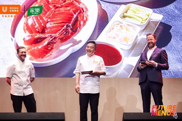 联合利华饮食策划资深厨务顾问钟磊现场讲解北京烤鸭 联合利华饮食策划资深厨务顾问钟磊现场讲解北京烤鸭