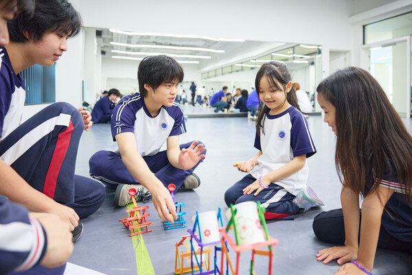 2026年3月,陈广宇作为顶点神经科学课程毕业班的一员,为低年级小朋友精心制作了一批创意玩具。 2026年3月,陈广宇作为顶点神经科学课程毕业班的一员,为低年级小朋友精心制作了一批创意玩具。