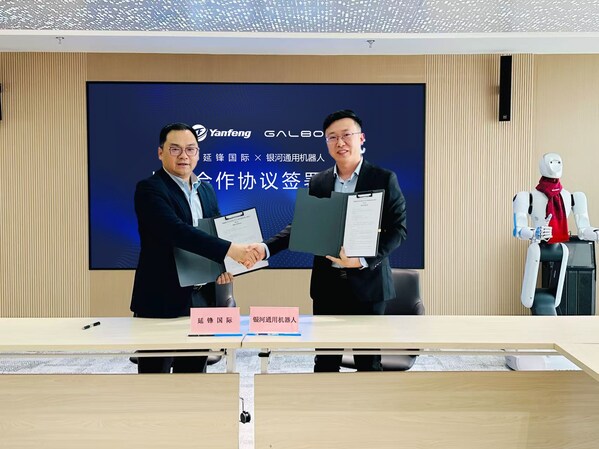 图1:延锋国际总经理臧纯高(左)与银河通用机器人联合创始人姚腾洲(右)签署战略合作 图1:延锋国际总经理臧纯高(左)与银河通用机器人联合创始人姚腾洲(右)签署战略合作