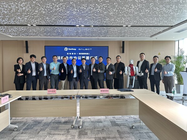 图2:银河通用机器人创始人王鹤(左七)率团队热情接待延锋国际总经理臧纯高(左六)及团队、上汽金控代表团队,并合影留念 图2:银河通用机器人创始人王鹤(左七)率团队热情接待延锋国际总经理臧纯高(左六)及团队、上汽金控代表团队,并合影留念