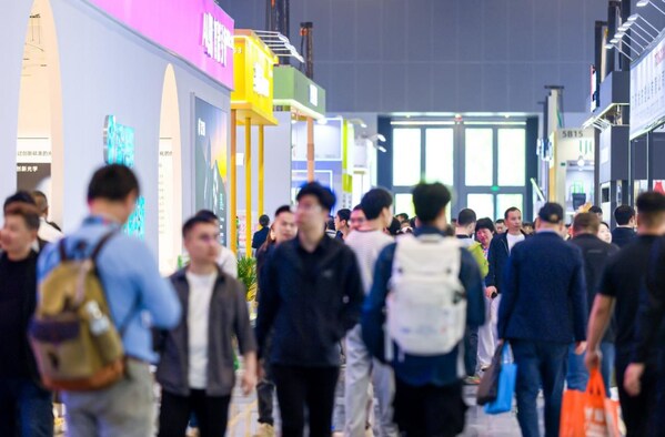 展商通过精心设计的场景化展位,诠释如何将零售空间升级为提供沉浸式体验的“城市会客厅”。 展商通过精心设计的场景化展位,诠释如何将零售空间升级为提供沉浸式体验的“城市会客厅”。